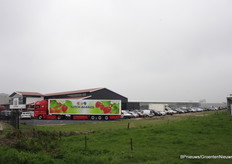 De parkeergelegenheid bij Dutch Berries bood uitkomst voor de drukte langs de weg.